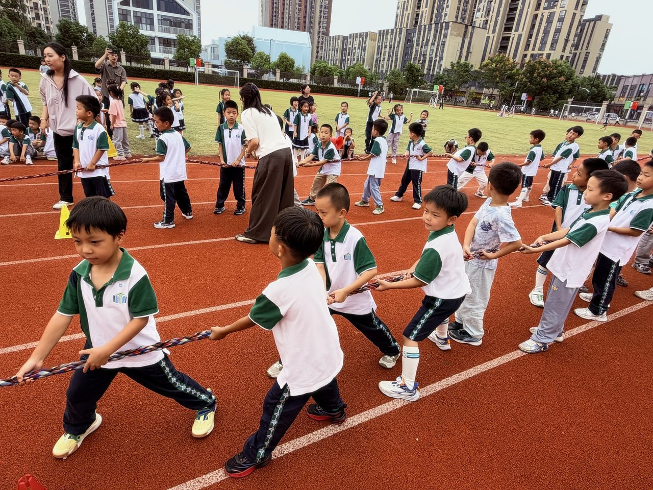 小学低年级拔河比赛
