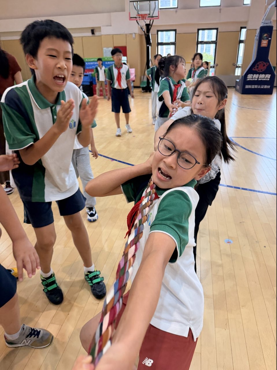 小学高年级拔河比赛